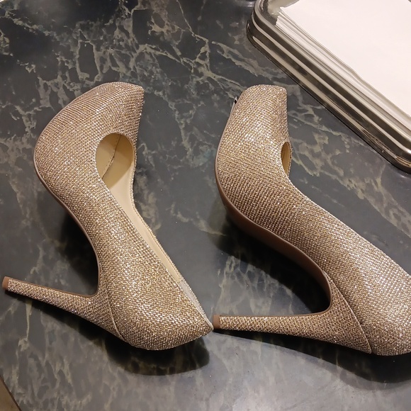 Jessica Simpson Gold Women's Heels - Picture 3 of 6